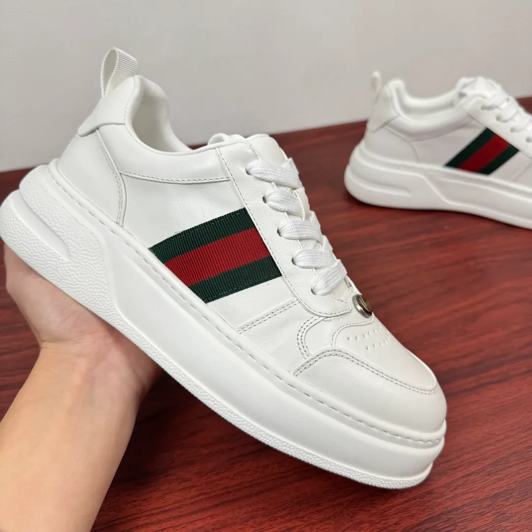 Batch 800 Gucci/Gucci new autumn men's leather sneakers thick-soled lightweight biscuit shoes! In the 2025 autumn and winter series, this sneaker adopts a thick-soled structure and cleverly uses the triple elements of silhouette design, color matching and material. Showcase retro style. This shoe is crafted from cow leather with webbing details and features a lightweight rubber sole for added sophistication. Multiple leathers are finely tailored and precision motorcycle composite splicing creates a full sense of layering. Full calfskin lining and insole with gold-tone logo lettering and badge detailing. There is a GG brand logo buckle on the toe, classic webbing embellishment, 5CM thickened lightweight rubber sole, air-glue stitching process, long-lasting wear without opening the glue and excellent on-foot comfort. Flat last shape, easy to match with all types of pants, and comes with a full set of packaging! Size: 39-40-41-42-43-44 leather shoe size (can be customized to 38.45) Item number: 431920 Webbing white